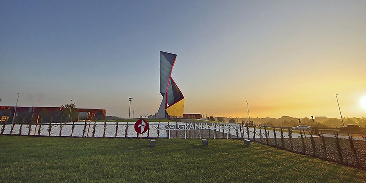 Scultura architettonica contemporanea al tramonto