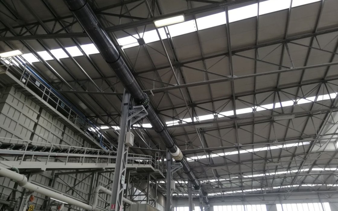 Interno di capannone con copertura reticolare in acciaio