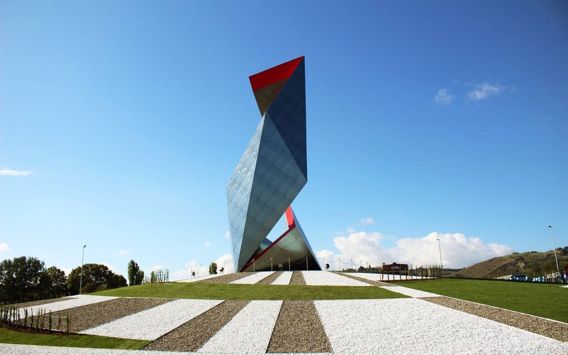 Torre scultorea in acciaio e vetro