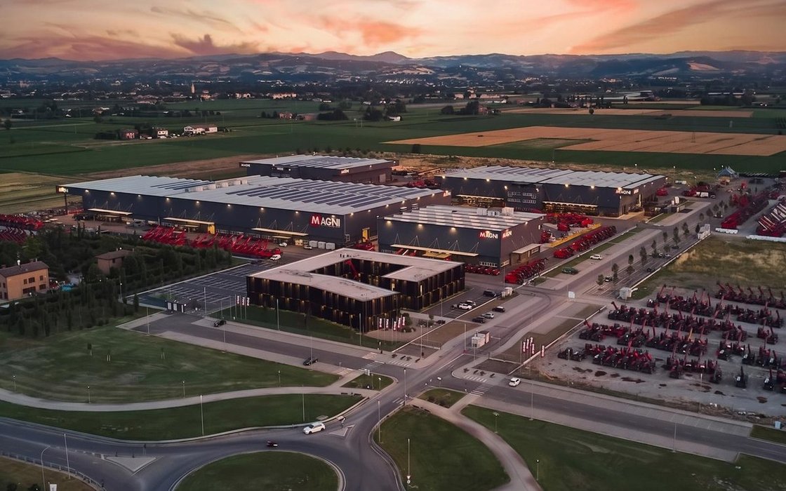 Polo industriale visto dall'alto al tramonto