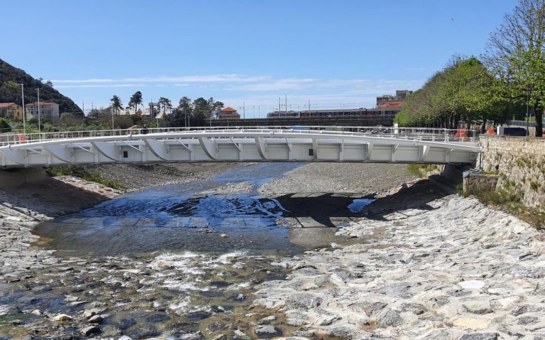 Passerella metallica su torrente