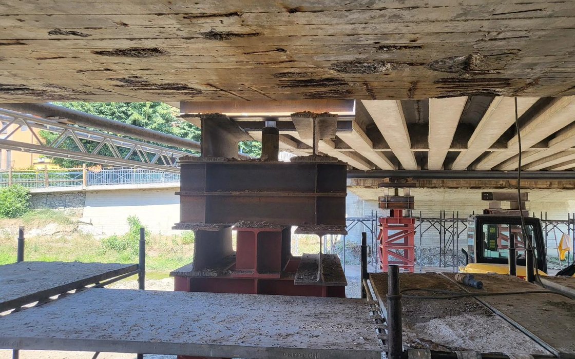 Intradosso di ponte con martinetti di sollevamento