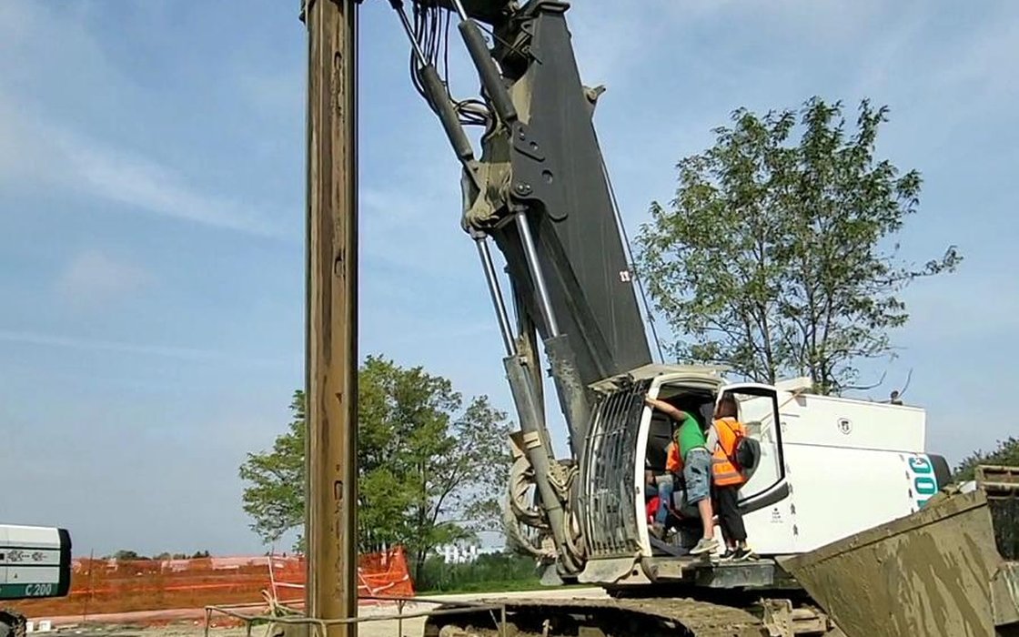 Perforatrice per pali di fondazione in cantiere