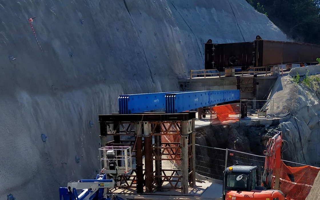 Varo di una trave in acciaio in cantiere di montagna