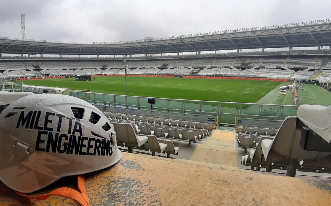 Casco Miletta Engineering allo stadio durante un'ispezione