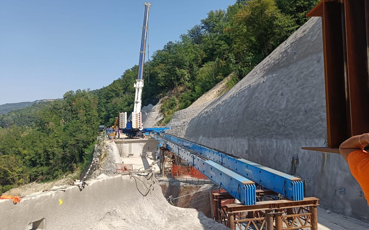 Cantiere di varo di un impalcato con gru e trave in acciaio